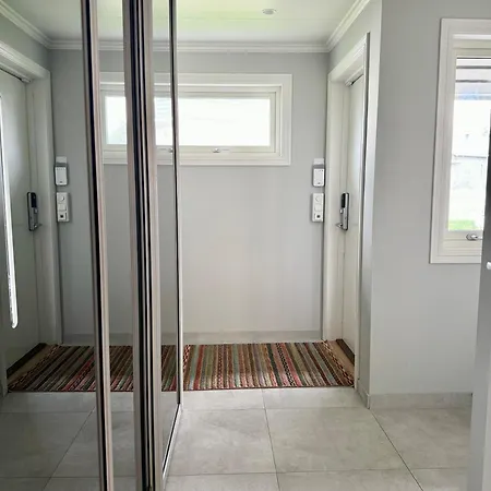 Sentrumsnaer Og Tilbaketrukket Villa! * 보도