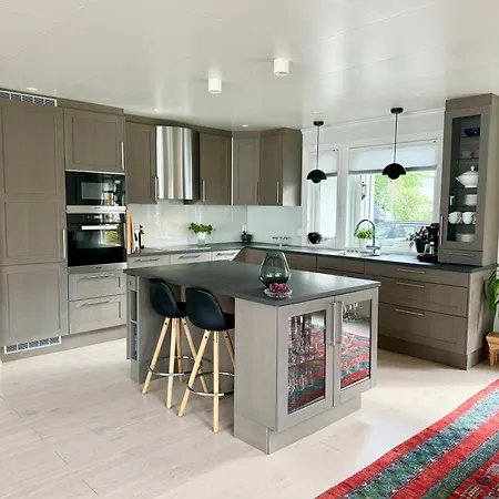 Sentrumsnaer Og Tilbaketrukket Villa! *