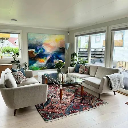 Sentrumsnaer Og Tilbaketrukket Villa! Villaer
